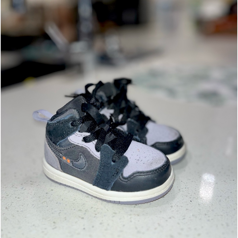 Jordan 1 Mid SE
Craft Inside Out Black (TD) Toddler size C
